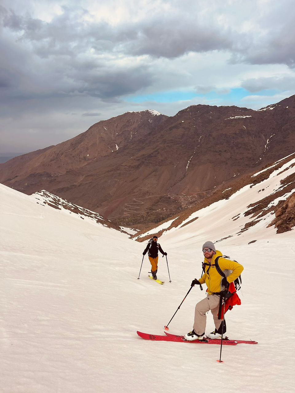 Deux skieurs guidés par Radouane au départ du couloir d’Amghrass (N’Tadat), Haut Atlas, Maroc