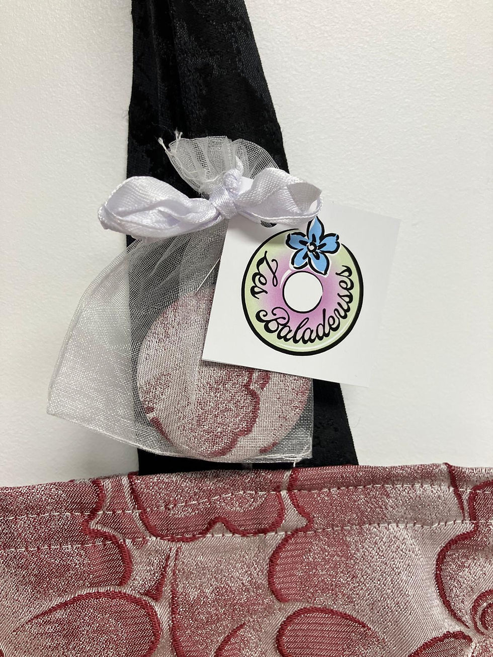 Miniature : Deux broches avec l'étiquette Les Baladeuses attachées à un sac en tissu. Broches artisanales.