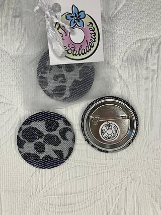 Trois badges Les Baladeuses, deux avec motifs léopard, un verso argenté Les Baladeuses.