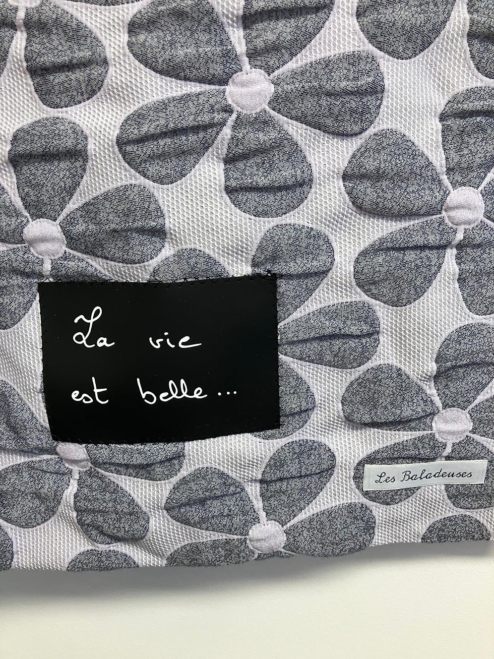 Tissu avec fleurs grises et texte La vie est belle... Les Baladeuses.