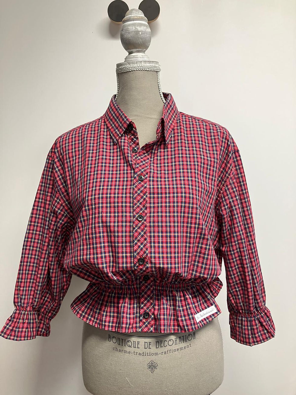 Chemise rouge à carreaux, boutons et étiquette, chemise cintrée upcyclée, Les Baladeuses.
