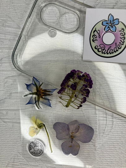 Décorations de téléphone artisanales : l’alliage parfait entre style, nature et créativité