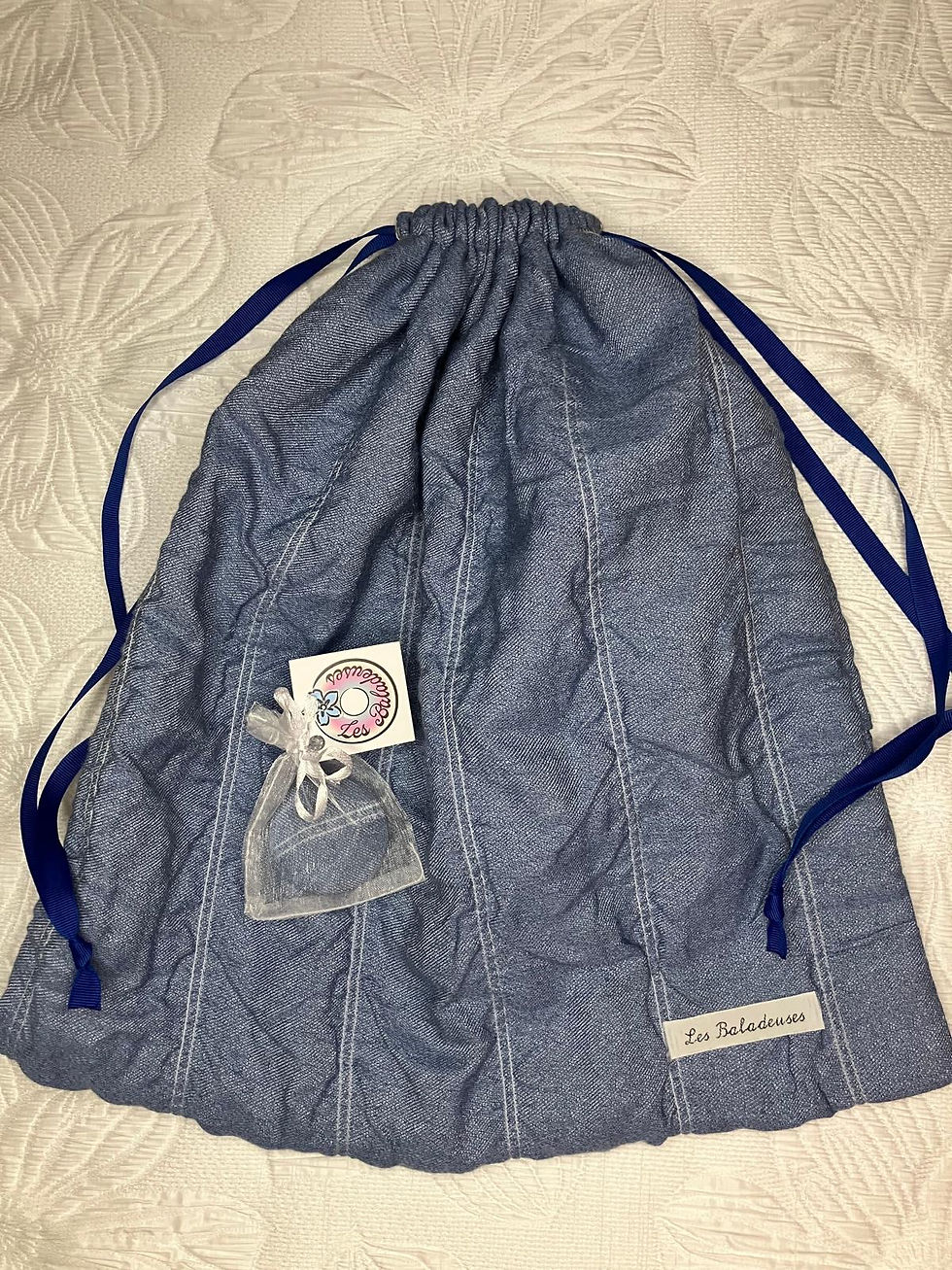 Sac bleu en jean avec cordon et étiquette Les Baladeuses, Lot de 3 Broches