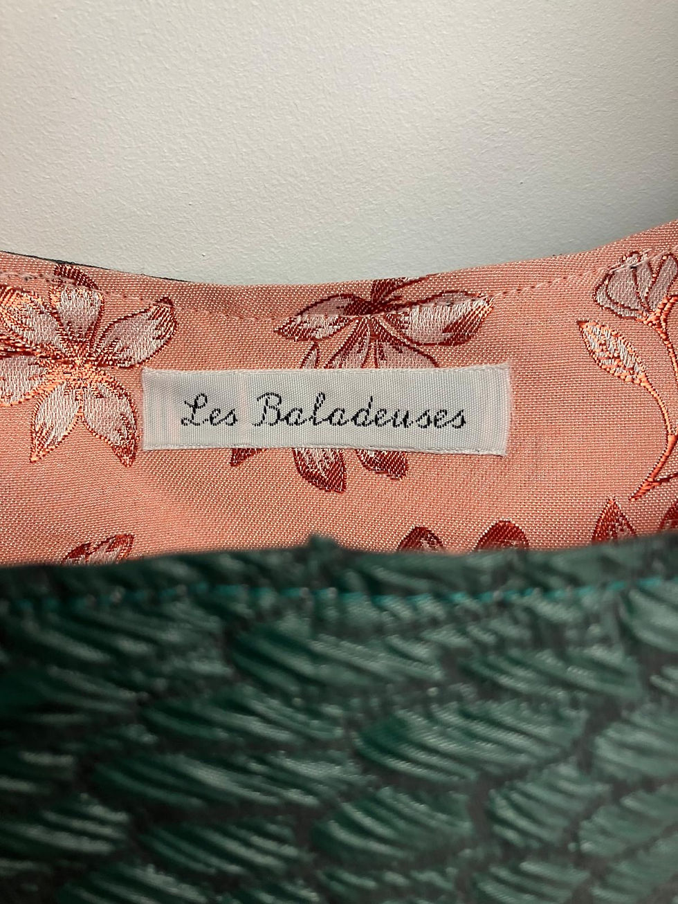Miniature : Label with text Les Baladeuses on floral fabric pattern detail.