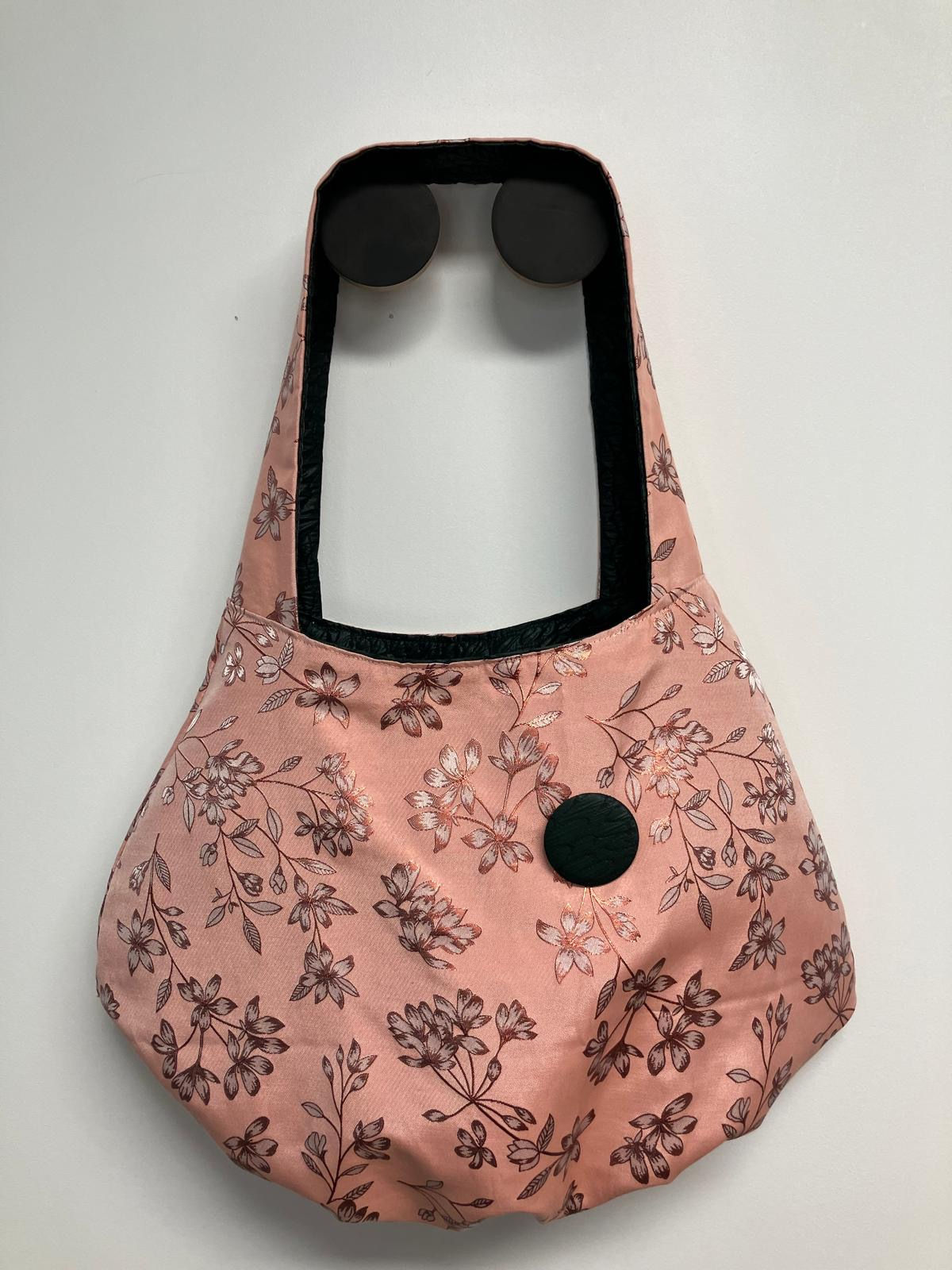 Sac à main en tissu rose orné de motifs floraux; Les Baladeuses.