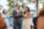 Hochzeitsfotografie in Zürich – Das Brautpaar schaut sich lachend an