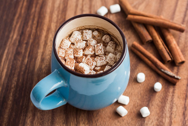 Маршмеллоу тает в горячем шоколаде, что делает напиток очень сладким, поэтому воздержитесь от их использования, если вы не любите "послаще"