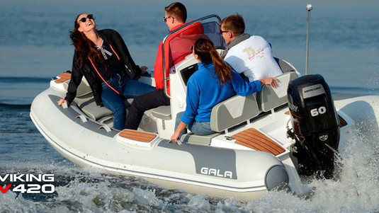 Four people enjoying a VIKING V420 boat ride