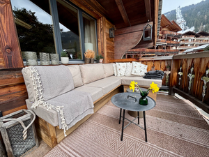 Menuiserie extérieure à Verbier – Banc en vieux bois brulé soleil sur mesure pour un chalet