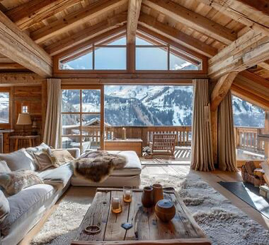 47330959-spacieux-et-confortable-en-bois-chalet-interieur-surplombant-neige-couvert-montag