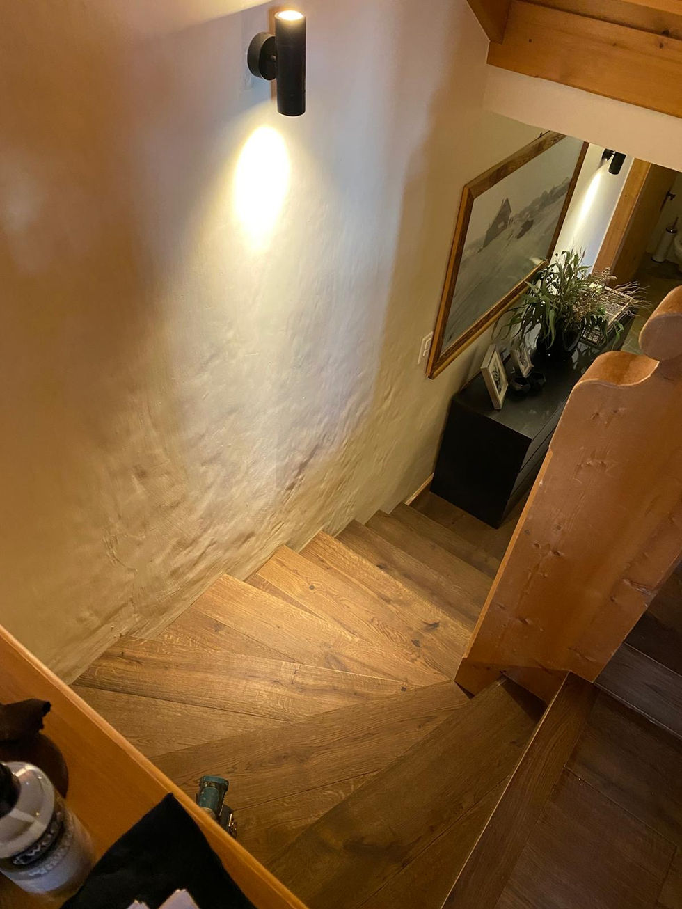 Escalier en bois rénové dans un chalet à Verbier, style chaleureux et authentique.