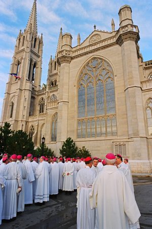 Pope John Paul II, bishops, cardinals co-celebrate morning Mass at Cathedral Basilica of the Immaculate Conception. (Photo by James Baca/Denver Catholic Register)