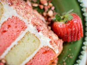 LAYERED STRAWBERRY CRUNCH CAKE