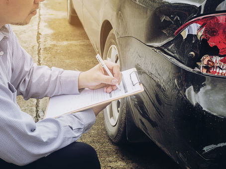 Agente de seguros atendiendo un accidente de tránsito