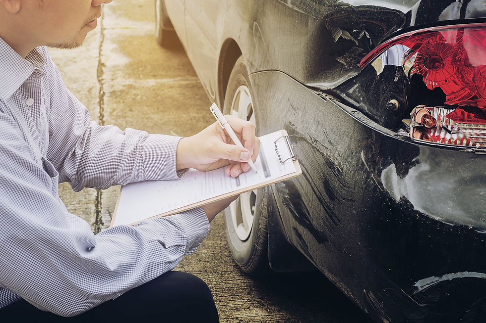 Agente de seguros atendiendo un accidente de tránsito