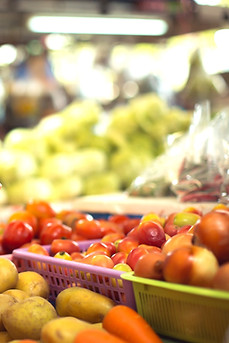 mujer-compra-frutas-verduras-organicas_e