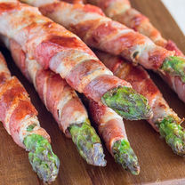 Baconbe tekert spárga