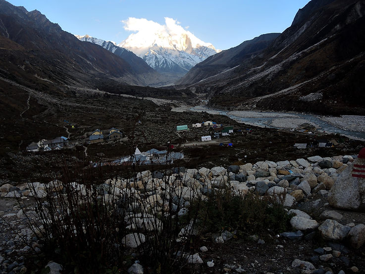भोजबासा | गंगोत्री से गोमुख के रास्ते में भोज वृक्षों के पेड़ बहुतायत में थे, अब ये कम मात्रा में हैं | भोजबासा में भागीरथी पर्वत की चोटियाँ अपने दिव्य, विराट स्वरुप में दिखाई पड़ती हैं |