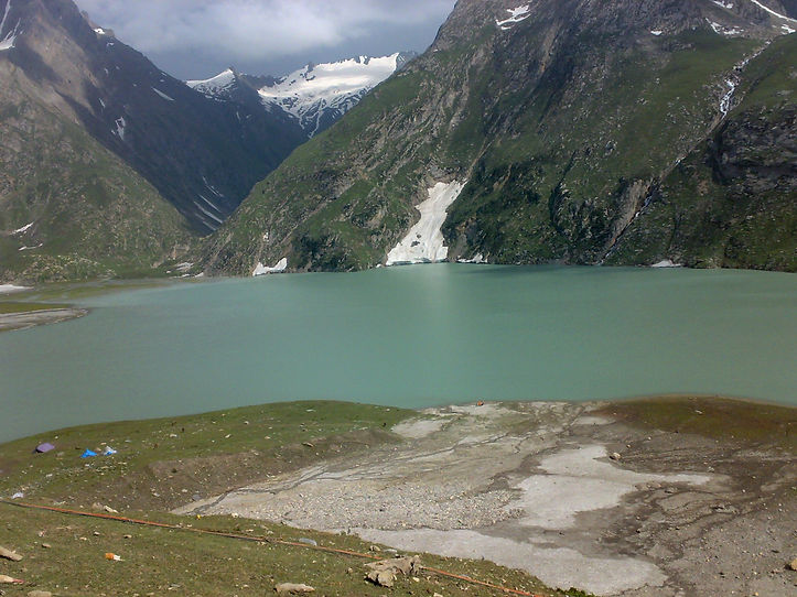 शेषनाग झील जो गहरे हरे रंग की है, वह लिडर नदी का उद्गम भी है, यहाँ शिवजी ने नाग को रखा था| अमरनाथ यात्रा की यह  दूसरी कैंप साईट है |