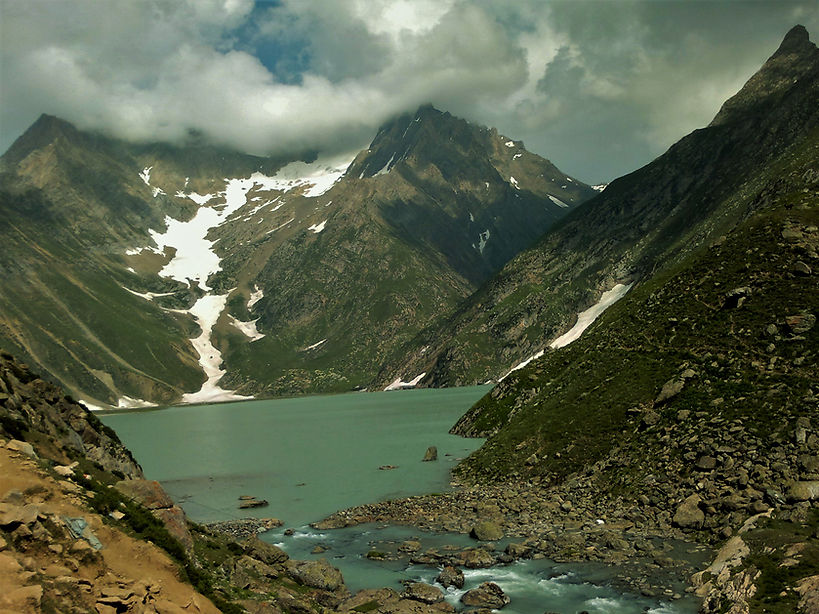 शेषनाग के कई फनों की भांति यह झील है जहाँ साथ में लगे पर्वत शेषनाग के फनों की भांति लगते हैं |
