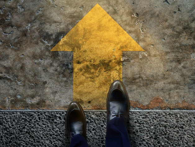 Leading Through Uncertainty: How CEOs Navigate the Dual Challenge of AI Transformation and Stakeholder Trust