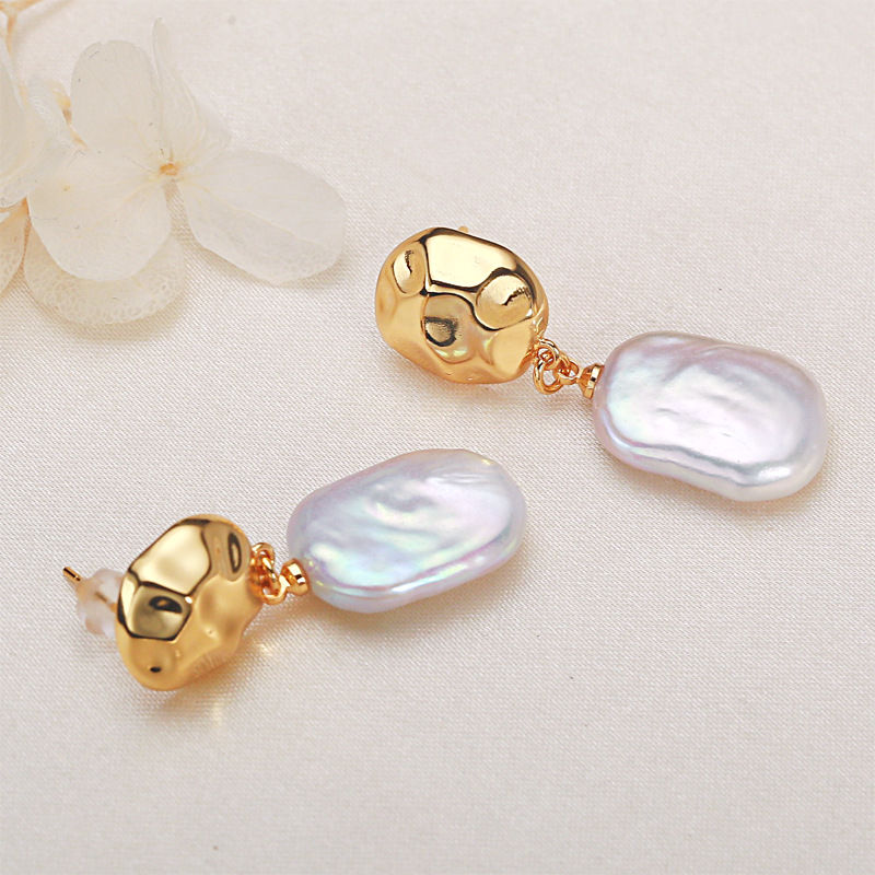 Thumbnail: Gold hammered earrings with baroque pearls