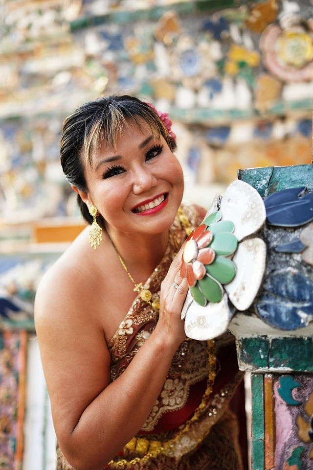 Paris in Traditinal Thai Dress