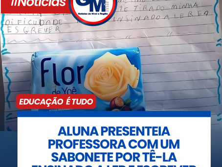 ALUNA PRESENTEIA PROFESSORA COM UM SABONETE POR TÊ-LA ENSINADO A LER E ESCREVER