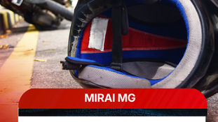 Colisão entre moto e carro deixa jovem ferido no centro de Miraí