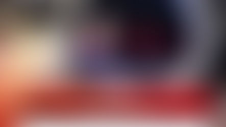 Colisão entre moto e carro deixa jovem ferido no centro de Miraí