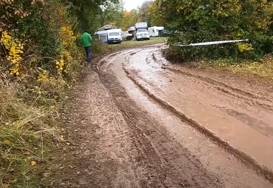 Ein verschlammter Weg im Camp.