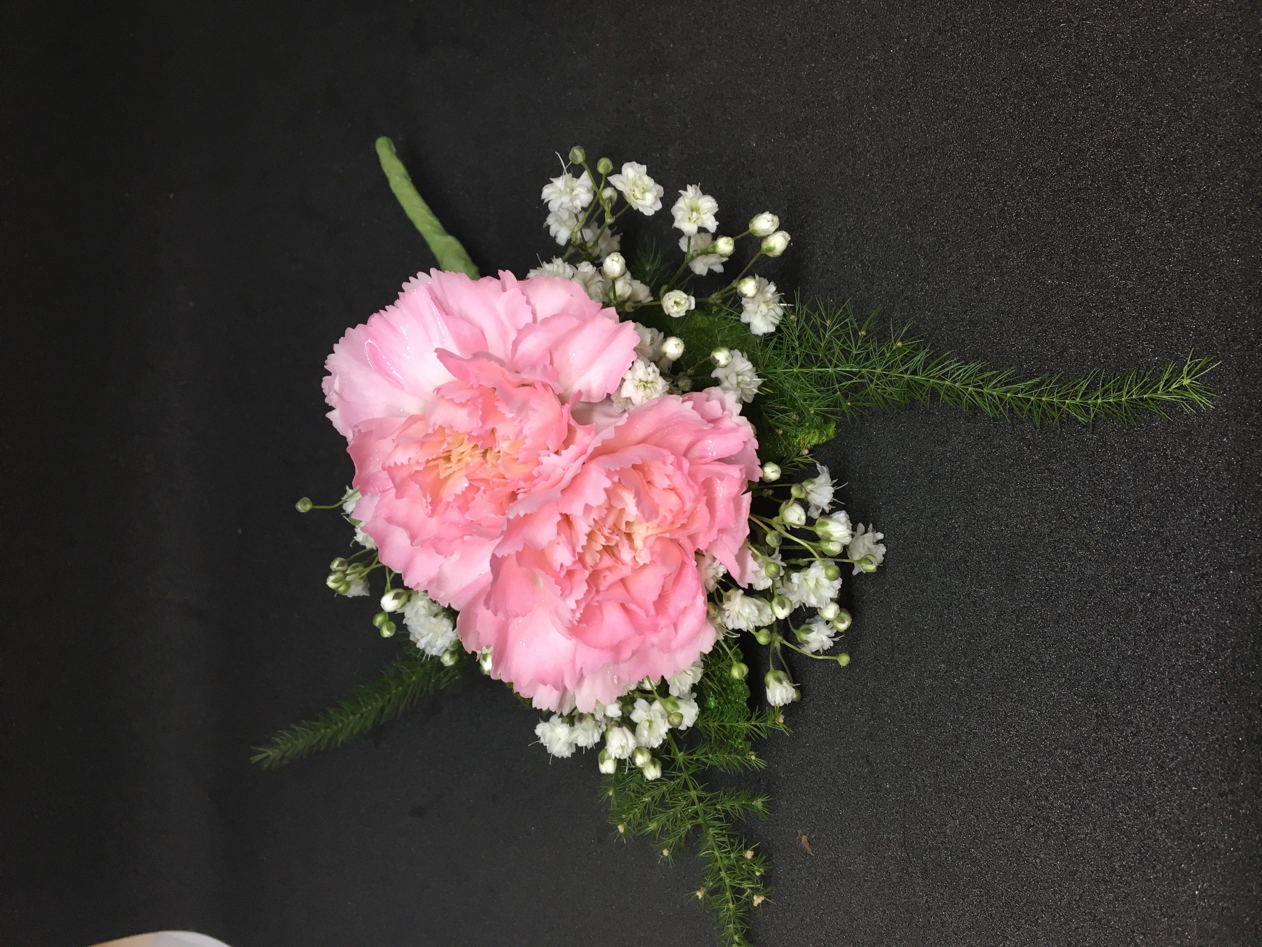 Minicarnation boutonniere pink