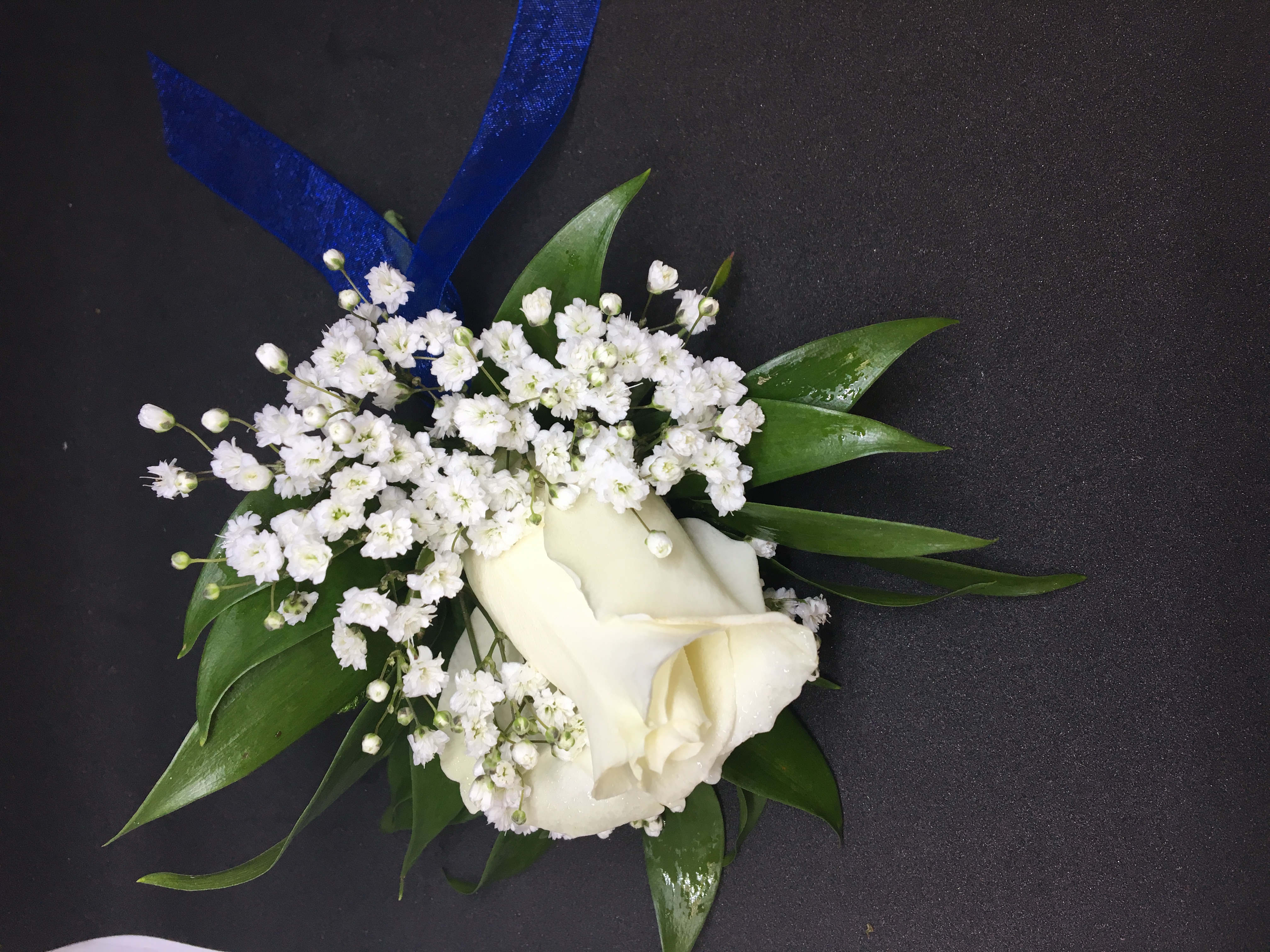 Single Rose Boutonniere w/blue