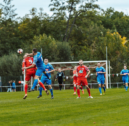 Fußballmannschaft spielt und schießt auf Tor
