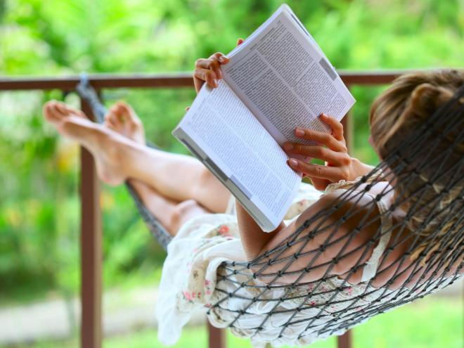 Пляжное чтиво: 10 книг, которые нужно взять в отпуск