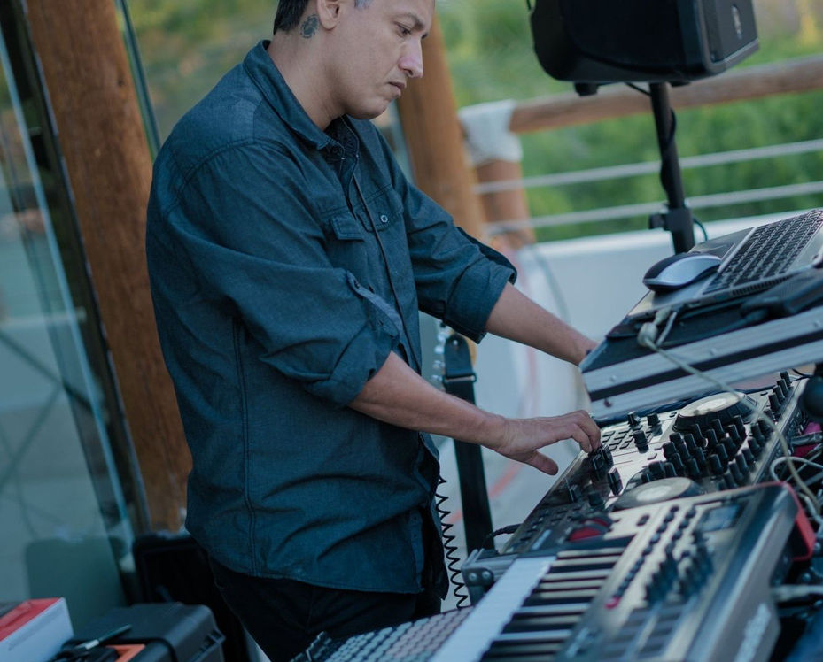 camisa negra_edited.png