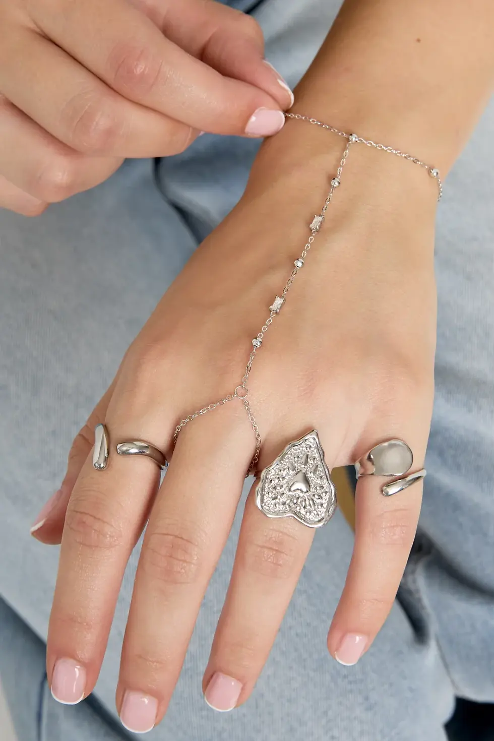 Thumbnail: Remi Handchain