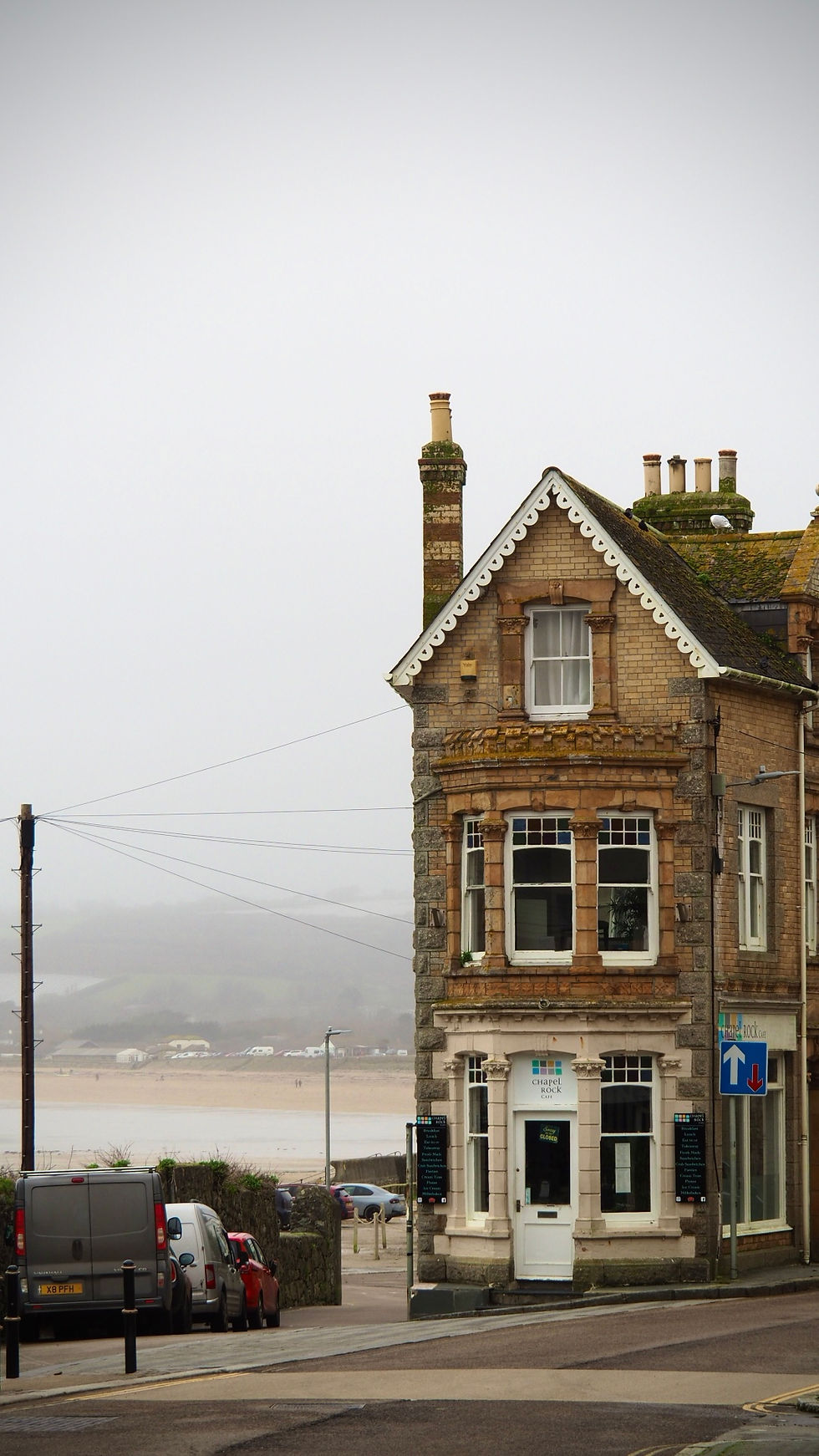 ein viktorianisches Haus in einer englischen Stadt neben der straße