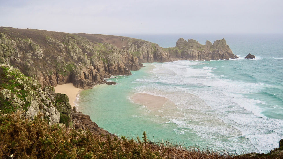 türkisblaues Meer mit Klippen