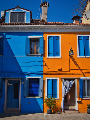 Oranges und Blaues Haus in Burano, Venedig