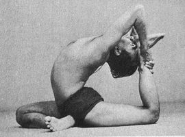 indischer Yogalehrer, B.K.S Iyengar demonstriert die
Yogahaltung Eka-Pada-Rajakapotasana , die einbeinige Königstaube