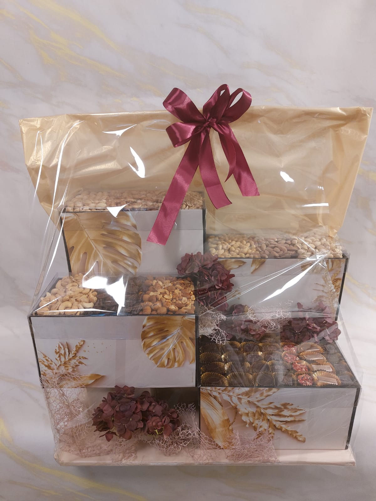 עיצוב כיבוד חתונה כולל פרלינים ופיצוחים