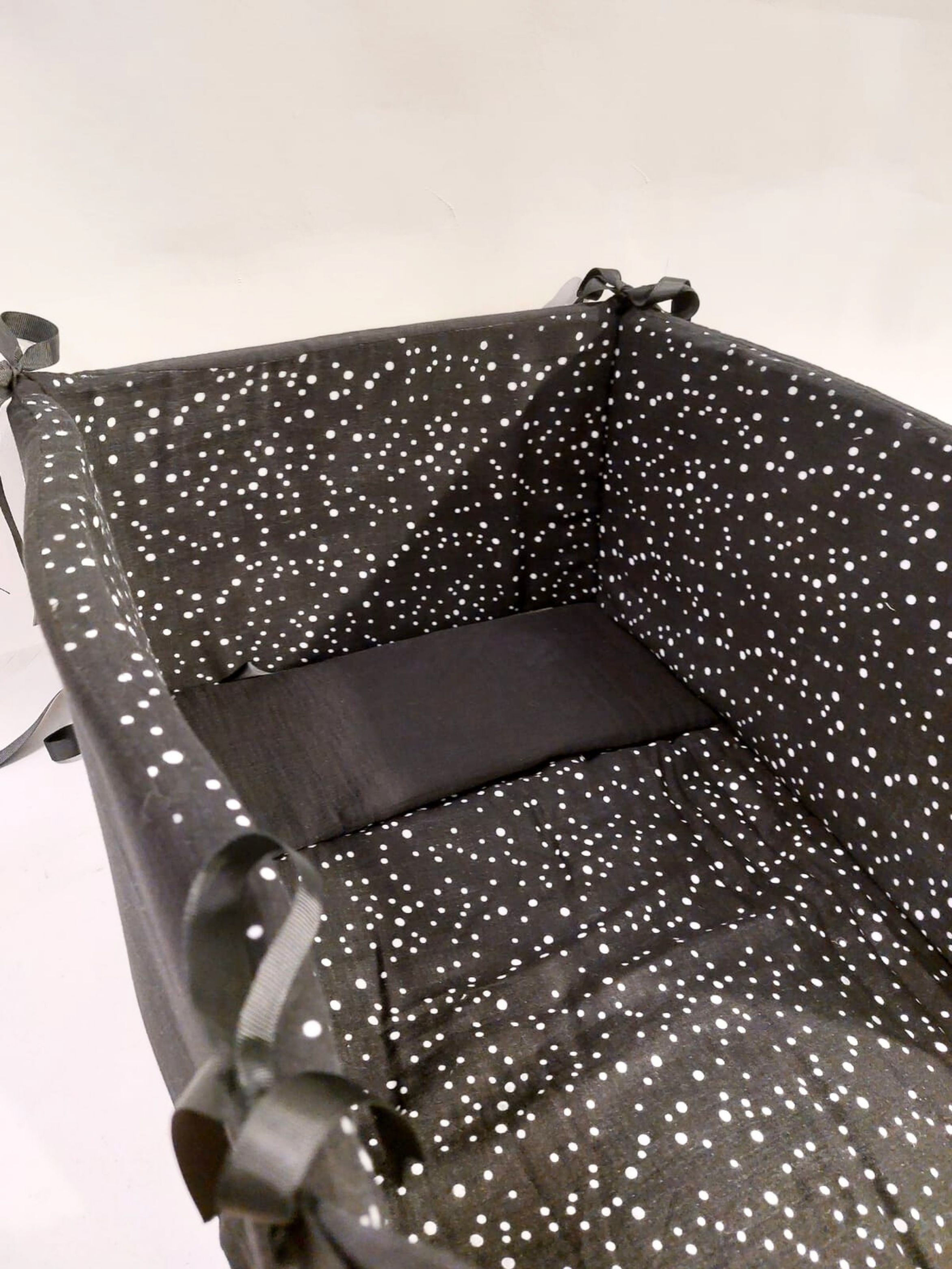 סט עריסה טטרא נקודות לבן שחור 3 חלקים מגן ראש, שמיכה תואמת וסדין