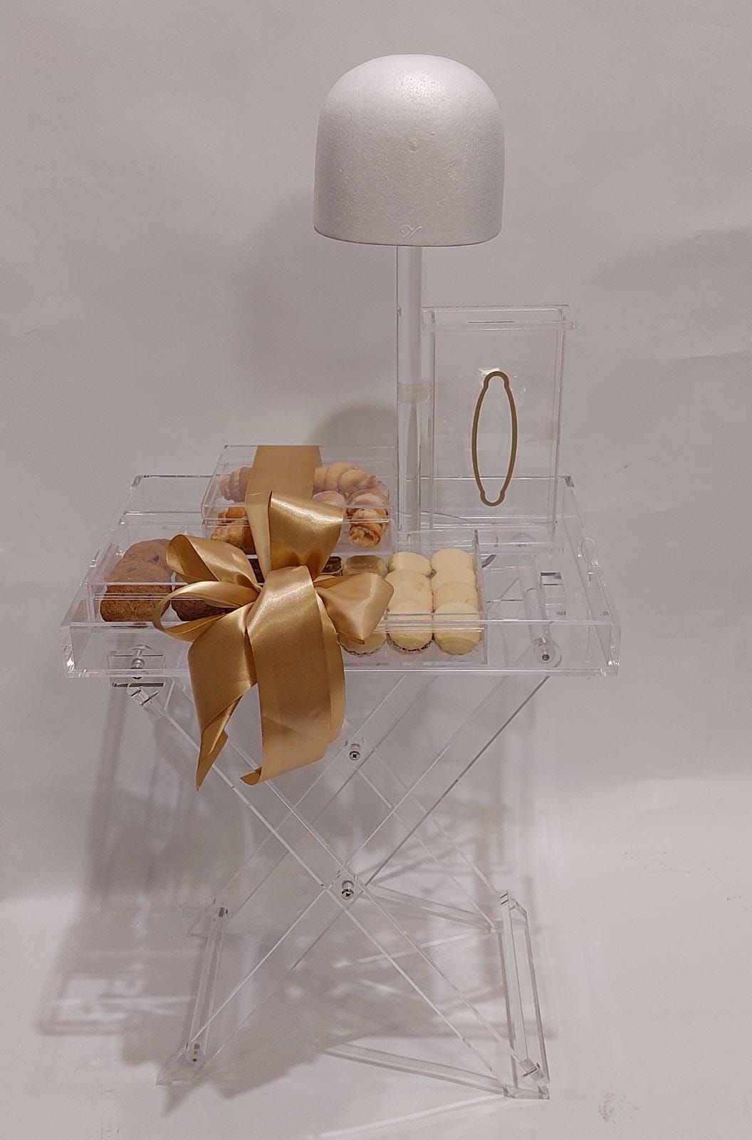 עיצוב אירוסין מושלם כולל שולחן אקריליק, ראש פאה וכיבוד בקופסאות אקריליק