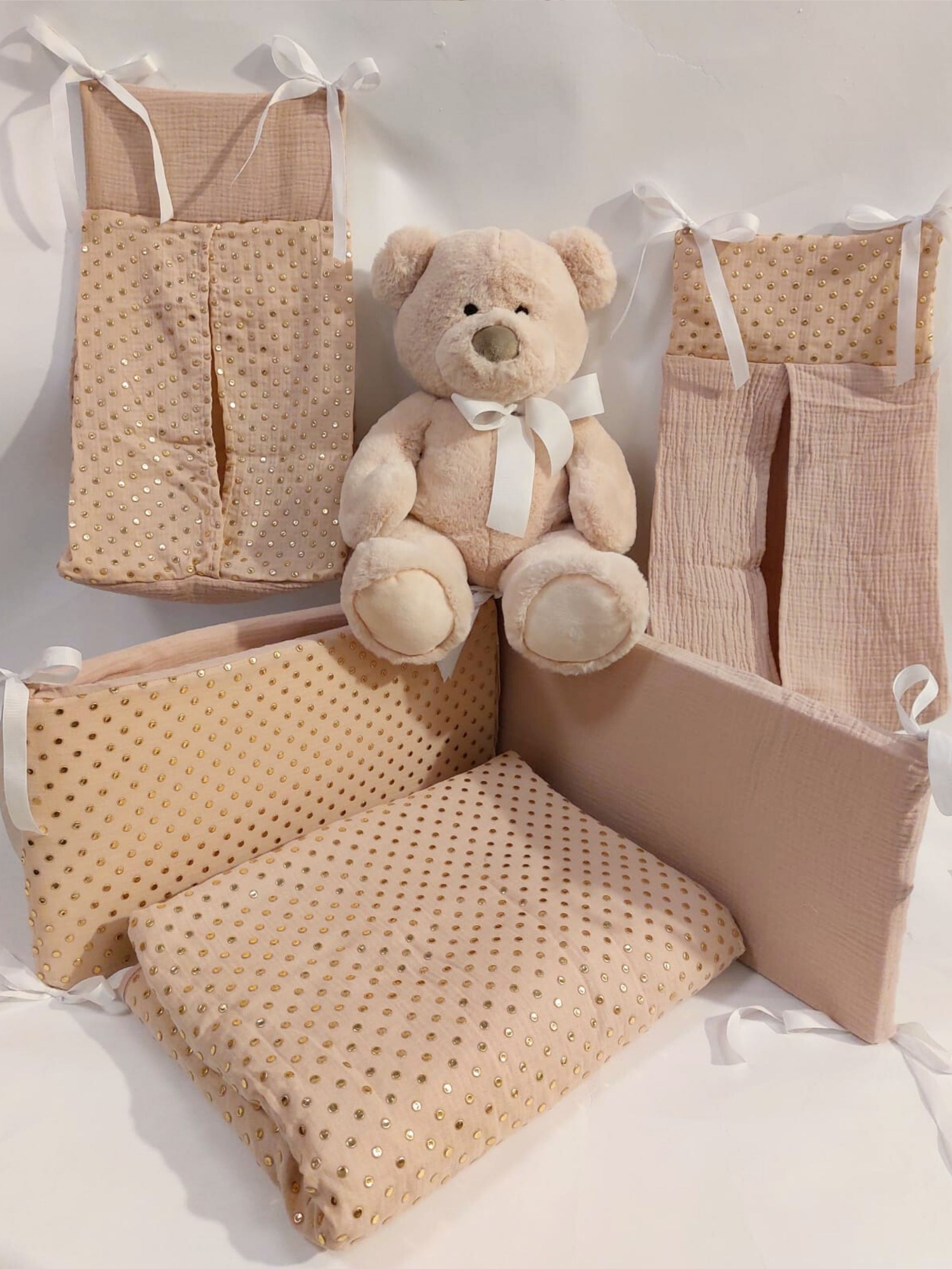 סט עריסה נקודות זהב בז' 3 חלקים מגן ראש, שמיכה תואמת וסדין