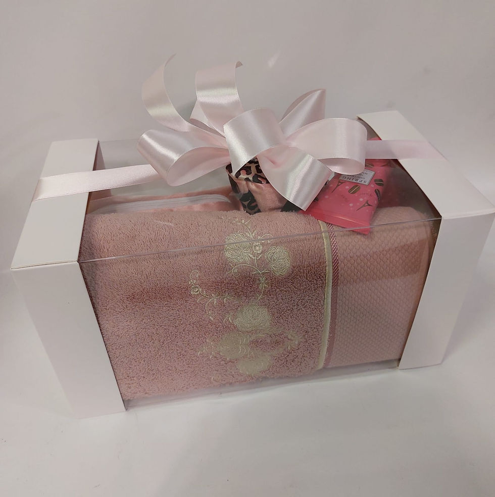 תמונה ממוזערת: מארז מושלם תיק איפור, תיק תכשיטים, מגבת וקרם ידים