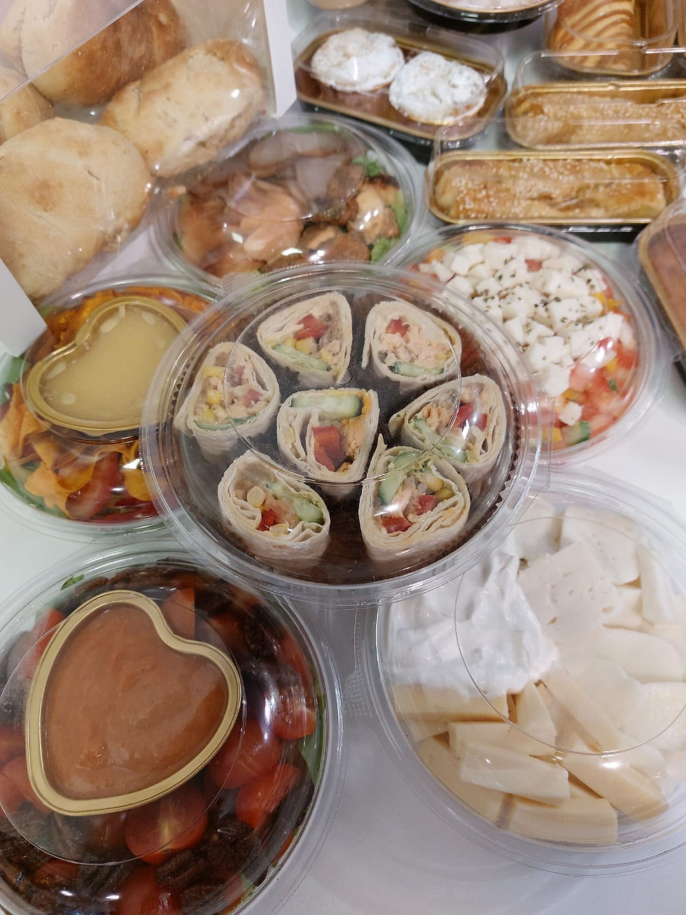 תמונה ממוזערת: ארוחת בוקר מפוארת, מפנקת ומלאה בכל טוב מלוחים, מאפים, סלטים, שייקים וגבניות