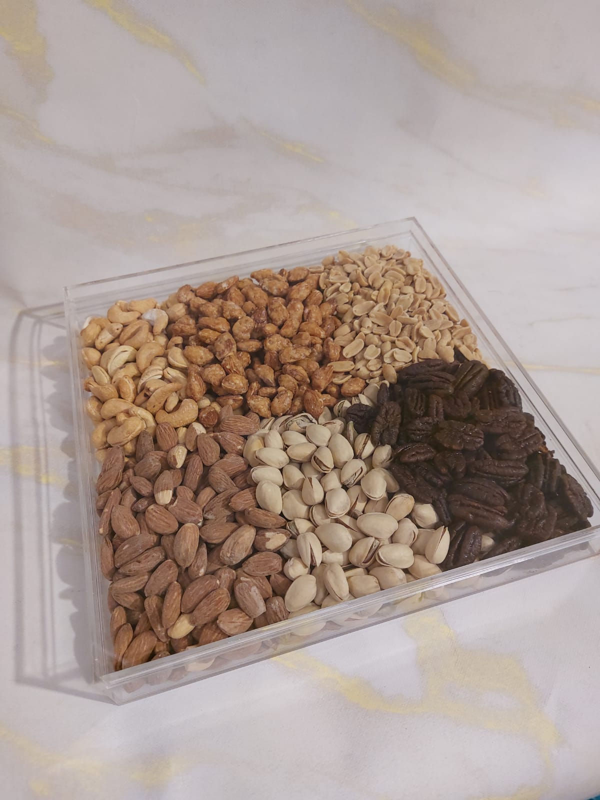 פיצוחים בקופסת אקריליק