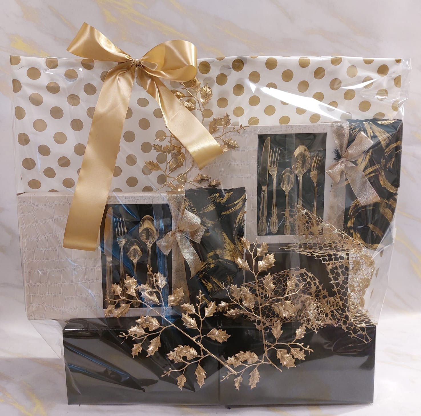 עיצוב הכולל מערכת סכו"ם ל-12 סועדים