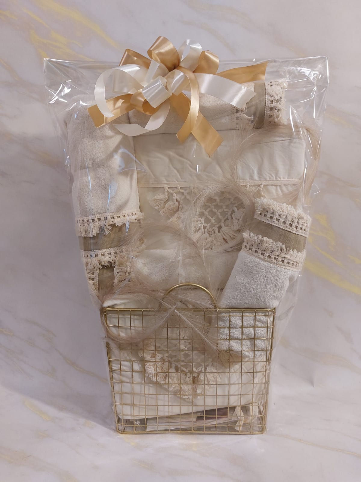 עיצוב אירוסין הכולל עיתוניה, סט מצעים ומגבות רחצה